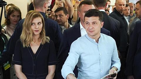 Präsident Wolodymyr Selenskyj und seine Ehefrau Olena Selenskyj geben in einem Wahllokal in Kiew ihre Stimmen ab.