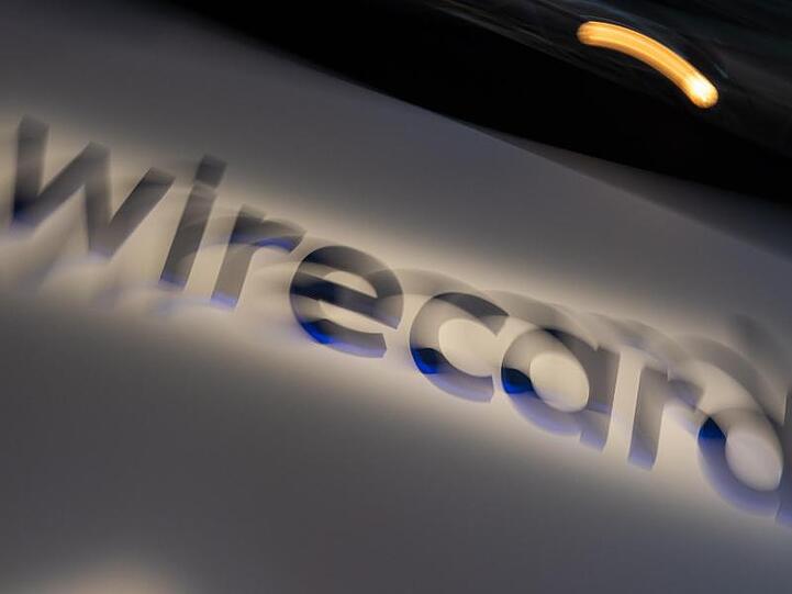 Ein Schild mit der Aufschrift "wirecard". Foto: Peter Kneffel/dpa