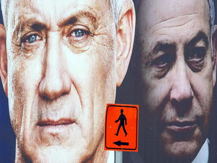 Wahlkampf in Israel: Ein Wahlplakat des Mitte-Bündnisses Blau-Weiß zeigt dessen Kandidaten Benny Gantz (l.), daneben ist Ministerpräsident Benjamin Netanjahu zu sehen.