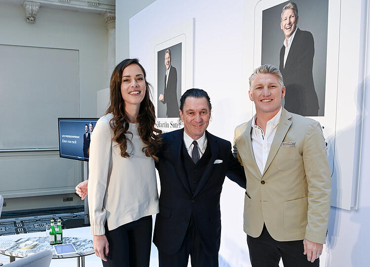 Der Star-Autor und die Hauptdarsteller seines neuesten Romans: Martin Suter (M.) mit Bastian Schweinsteiger und dessen Ehefrau Ana Ivanovic.