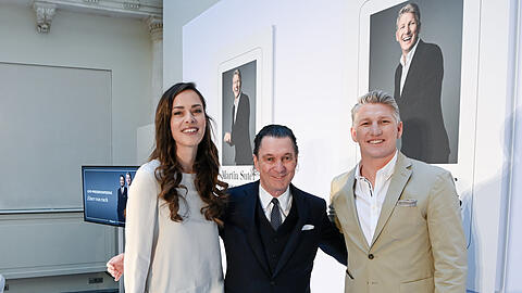 Der Star-Autor und die Hauptdarsteller seines neuesten Romans: Martin Suter (M.) mit Bastian Schweinsteiger und dessen Ehefrau Ana Ivanovic.