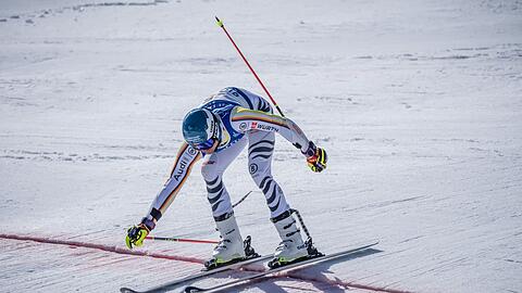 Alexander Schmid aus Deutschland überquert im Finale die Ziellinie.