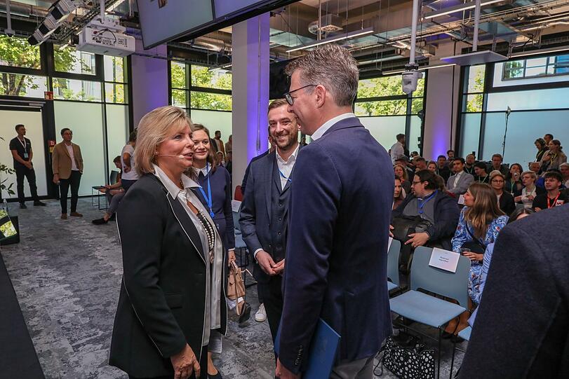 Angelika Gifford wird von Wissenschaftsminister Markus Blume begrüßt.