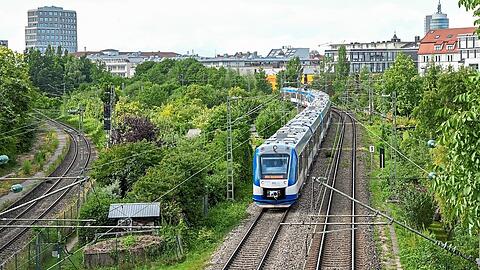Inzwischen muss immer mit Verspätungen oder Ausfällen gerechnet werden: Ein Zug fährt von München Richtung Oberland. Inzwischen muss immer mit Verspätungen oder Ausfällen gerechnet werden: Ein Zug fährt von München Richtung Oberland.