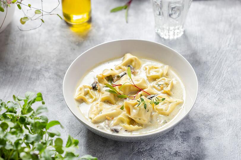 Mit Hüttenkäse werden Suppen schön cremig. Probieren Sie das Rezept: Eine Zwiebel, zwei Knoblauchzehen und zwei rote Paprika fein schneiden und im Topf dünsten. Mit Chilipulver, Kurkuma, Kreuzkümmel, Salz und Pfeffer würzen. Nach zehn Minuten 500 Milliliter Gemüsebrühe dazugeben. Dann eine Packung Hüttenkäse einrühren, bis er sich fast aufgelöst hat. Dazu passen Tortellini - einfach fünf Minuten vor dem Servieren in die Suppe geben. Mit Hüttenkäse werden Suppen schön cremig. Probieren Sie das Rezept: Eine Zwiebel, zwei Knoblauchzehen und zwei rote Paprika fein schneiden und im Topf dünsten. Mit Chilipulver, Kurkuma, Kreuzkümmel, Salz und Pfeffer würzen. Nach zehn Minuten 500 Milliliter Gemüsebrühe dazugeben. Dann eine Packung Hüttenkäse einrühren, bis er sich fast aufgelöst hat. Dazu passen Tortellini - einfach fünf Minuten vor dem Servieren in die Suppe geben.