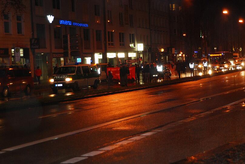 Polizisten haben die Lindwurmstraße gesperrt, wo die Neonazis marschieren.