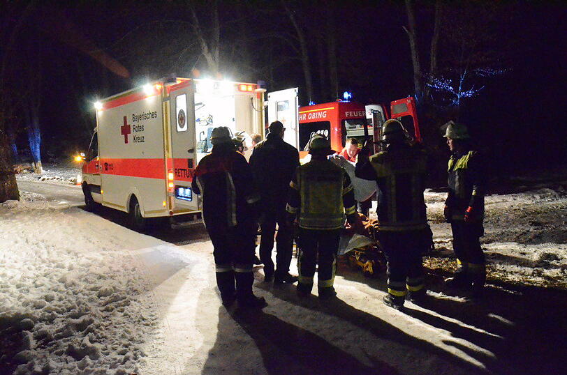 Großeinsatz der Rettungskräfte an einem See bei Obing im Landkreis Traunstein. Ein Mann war im Eis eingebrochen.