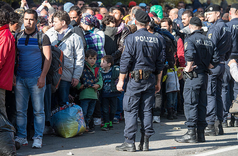 Flüchtlinge an der österreichisch-deutschen Grenze bei Passau.
