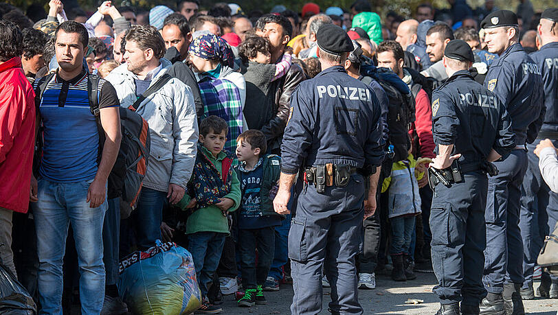 Flüchtlinge an der österreichisch-deutschen Grenze bei Passau. Flüchtlinge an der österreichisch-deutschen Grenze bei Passau.