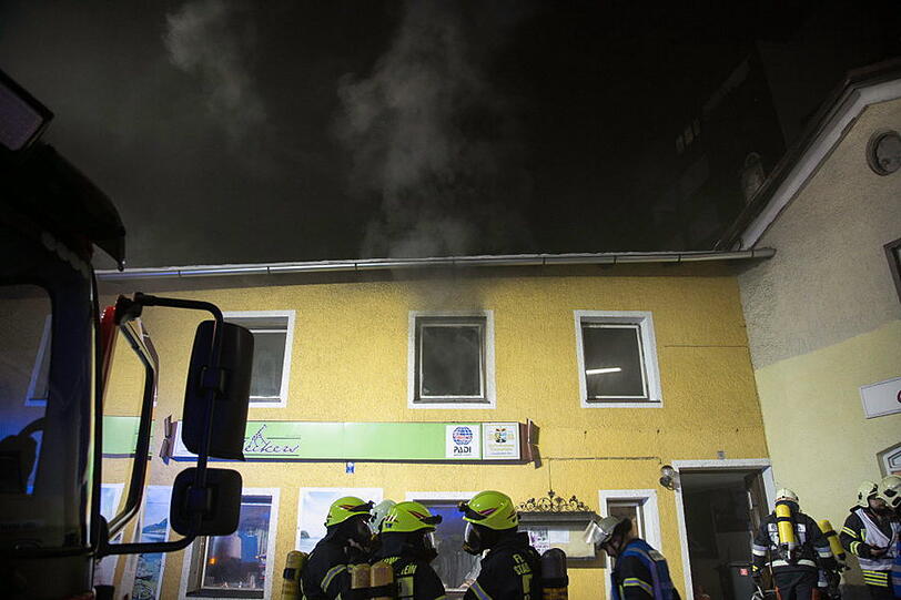 Die schnell eintreffende Feuerwehr hatte das Feuer zum Glück schnell unter Kontrolle, so dass ein Ausbreiten auf das restliche Gebäude verhindert werden konnte.