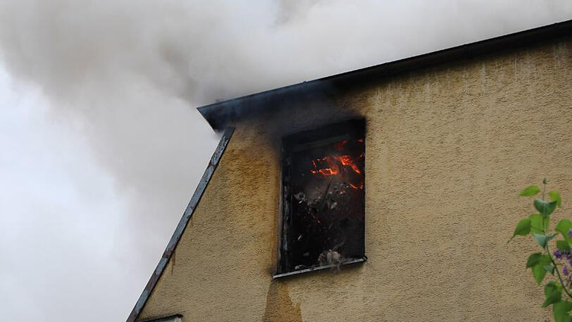 In einem Mehrfamilienhaus in Straubing ist am Dienstagabend ein Brand ausgebrochen.