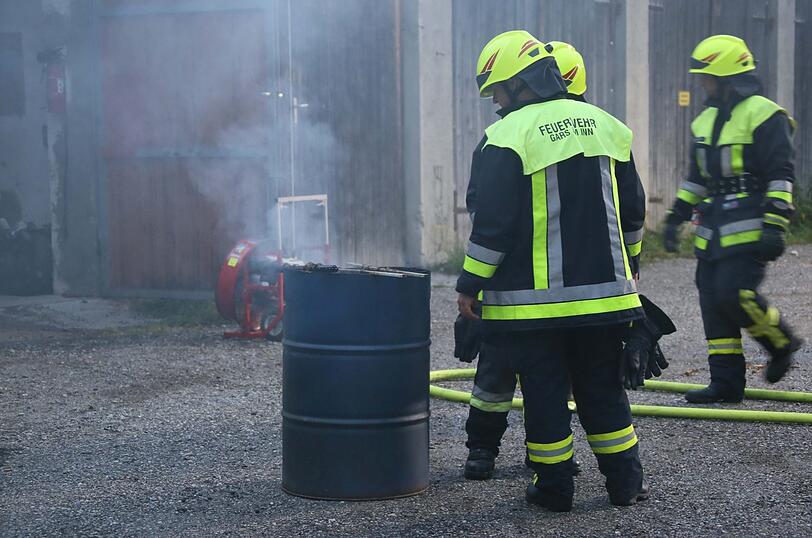Kurioser Einsatz in Gars am Inn: Eine Person wollte in einer Garage Fleisch räuchern - und rief damit die Feuerwehr auf den Plan. Die Bilder vom Einsatz.