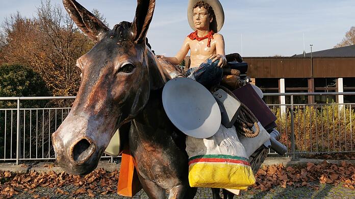Pia Stadtbäumers Cowboy "Go!" hat seinen kompletten Haushalt auf dem Maultier.