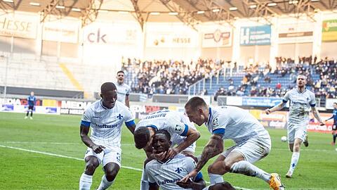 Darmstadts Patric Pfeiffer jubelt über seinen Treffer zum 1:0.