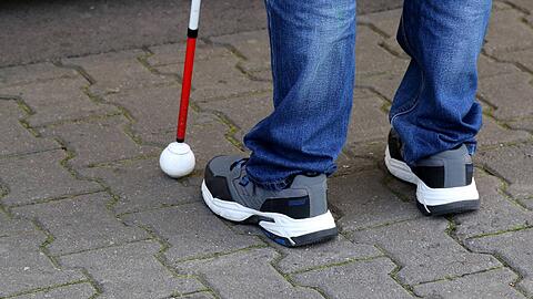 Nach Angaben der Polizei stolperte der 94-Jährige über den Blindenstock eines Unbekannten, als er auf einem Fußgängerweg an ihm vorbeigehen wollte. (Symbolbild)