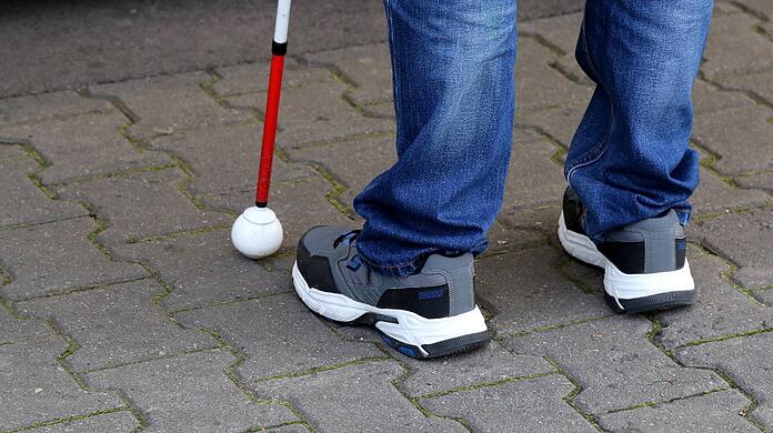 Nach Angaben der Polizei stolperte der 94-Jährige über den Blindenstock eines Unbekannten, als er auf einem Fußgängerweg an ihm vorbeigehen wollte. (Symbolbild)