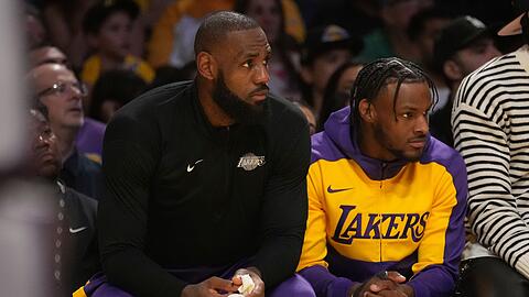 LeBron James und Bronny James wurden zusammen eingewechselt.