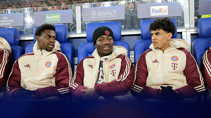 Bayern-Youngster Nestory Irankunda (Mitte) wird wohl nach Zürich verliehen.