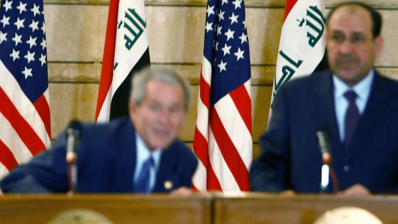 Der Wurf des Anstoßes: Bush geht in Deckung. Der Wurf des Anstoßes: Bush geht in Deckung.
