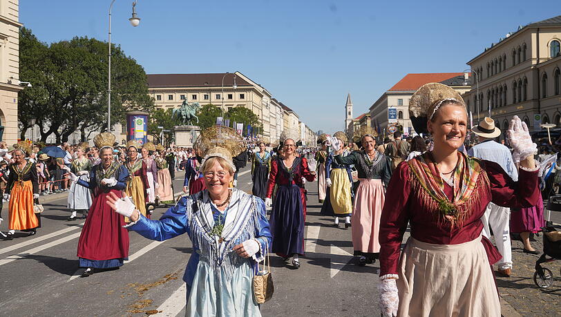 Rund 180 Gruppen laufen bei dem sieben Kilometer langen Zug mit. Auch Teilnehmer aus dem Ausland – etwa aus Kroatien – waren heuer dabei.