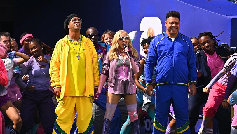 Bunte Mischung: Madonna mit Brasiliens Fußballlegenden Ronaldinho (l) und Ronaldo. Bunte Mischung: Madonna mit Brasiliens Fußballlegenden Ronaldinho (l) und Ronaldo.