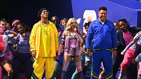 Bunte Mischung: Madonna mit Brasiliens Fu&szlig;balllegenden Ronaldinho (l) und Ronaldo.