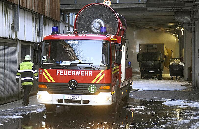 Nachdem das Feuer gelöscht werden konnte, wurde die Tiefgarage mit einem Großraumlüfter entraucht.