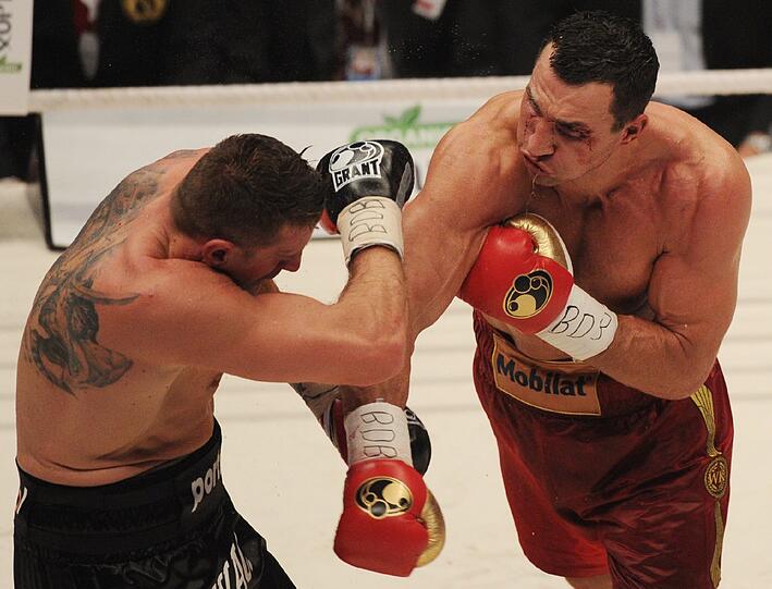 Der 36 Jahre alte Ukrainer Klitschko bezwang in Hamburg vor 15.000 Zuschauern seinen polnischen Herausforderer Mariusz Wach einstimmig nach Punkten und trägt damit weiter die WM-Gürtel der bedeutenden Verbände WBO, WBA und IBF. Für &bdquo;Dr. Steelhammer&ldquo; war es der 59. Sieg im 62. Profi-Kampf. Sehen Sie hier die besten Bilder des Abends.