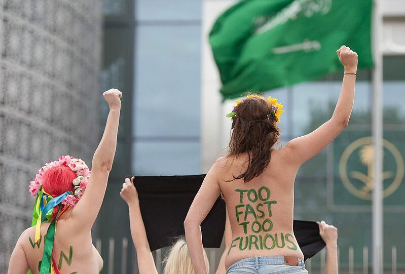 Die Bilder vom Nackt-Protest in Berlin.