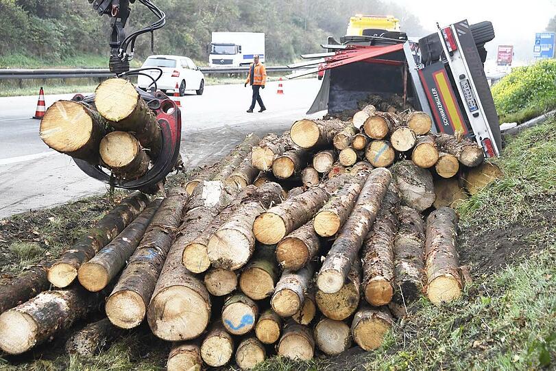 Die Ladung des Holzlasters musste umgeladen werden, daraufhin konnte das Wrack geborgen werden.