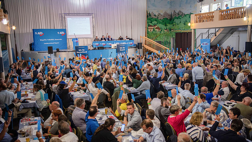 Die bayerische AfD traf sich in Greding zu einem Sonderparteitag. Die bayerische AfD traf sich in Greding zu einem Sonderparteitag.