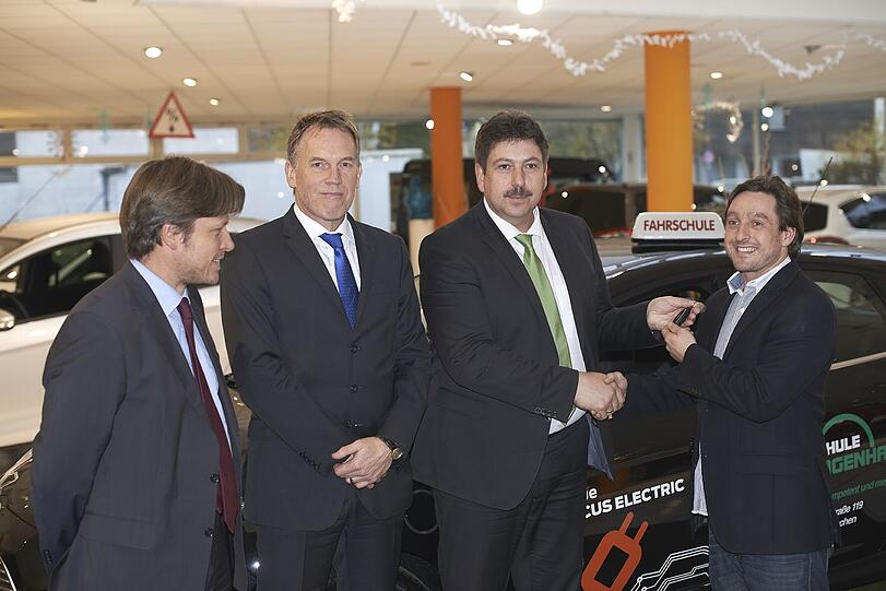 Die Schlüsselübergabe (v.l.): Sebastian Dumradt (Regionalleiter Ford Bank), Michael Neteler (Regionalleiter Verkauf und Marketing der Ford Werke in Süddeutschland), Gerhard Böschl (Geschäftsführer des Automobilforum Kuttendreier) und Manfred Halser (Fahrschulleiter der Fahrschule Bogenhausen).