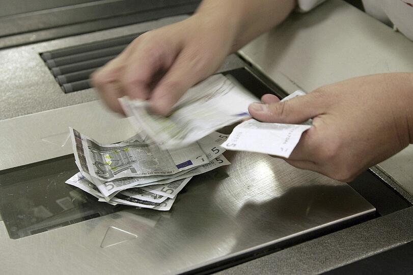 Der Betrüger zahlte eine Schachtel Zigaretten mit einem Hunderter - und bekam reichlich Wechselgeld dazu.
