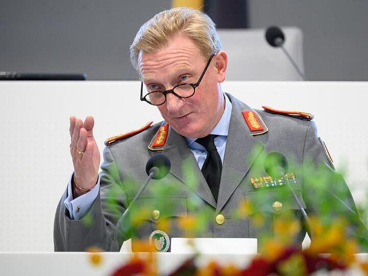 Jürgen-Joachim von Sandrart, Generalmajor des Heeres der Bundeswehr, spricht bei einem Festakt zur Verabschiedung von Soldatinnen und Soldaten in Auslandseinsätze am 24. Mai im Niedersächsischen Landtag.