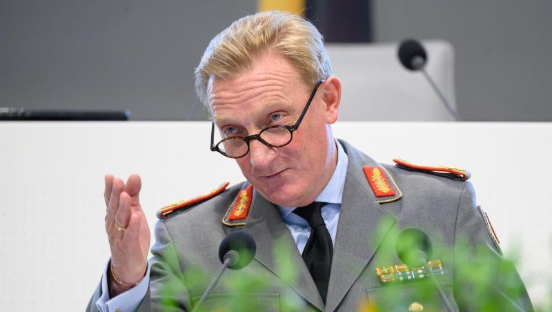 Jürgen-Joachim von Sandrart, Generalmajor des Heeres der Bundeswehr, spricht bei einem Festakt zur Verabschiedung von Soldatinnen und Soldaten in Auslandseinsätze am 24. Mai im Niedersächsischen Landtag. Jürgen-Joachim von Sandrart, Generalmajor des Heeres der Bundeswehr, spricht bei einem Festakt zur Verabschiedung von Soldatinnen und Soldaten in Auslandseinsätze am 24. Mai im Niedersächsischen Landtag.