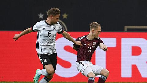 Joshua Kimmich (l) spielte auf der rechten Seite.