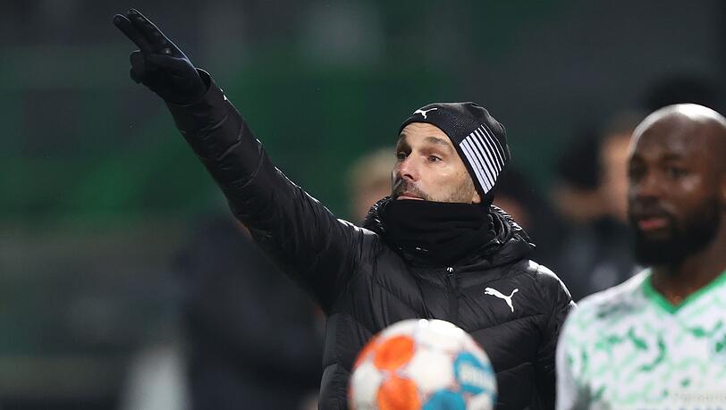 Der Fürther Trainer Stefan Leitl (M) gestikuliert am Spielfeldrand. Der Fürther Trainer Stefan Leitl (M) gestikuliert am Spielfeldrand.