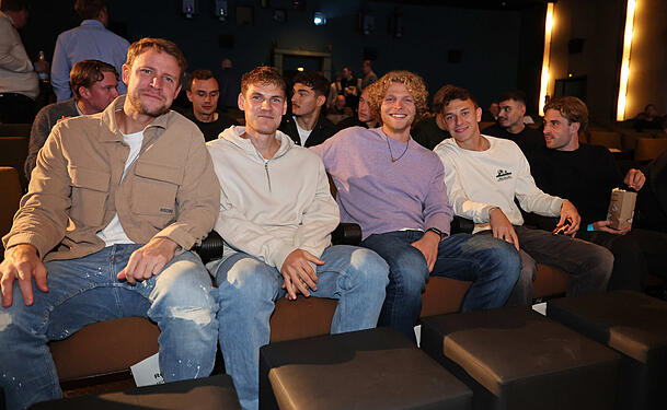 Thomas Dähne, Max Christiansen, Jesper Verlaat, Manuel Pfeifer und David Philipp (v.l.) bei der Premiere der 1860-Dokumentation "Rise & Fall". Thomas Dähne, Max Christiansen, Jesper Verlaat, Manuel Pfeifer und David Philipp (v.l.) bei der Premiere der 1860-Dokumentation "Rise & Fall".