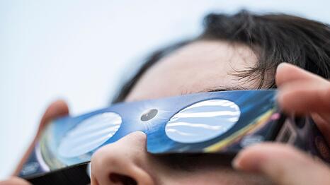 In vielen L&auml;ndern der Welt k&ouml;nnen Menschen heute die Sonnenfinsternis verfolgen. (Symbolbild)