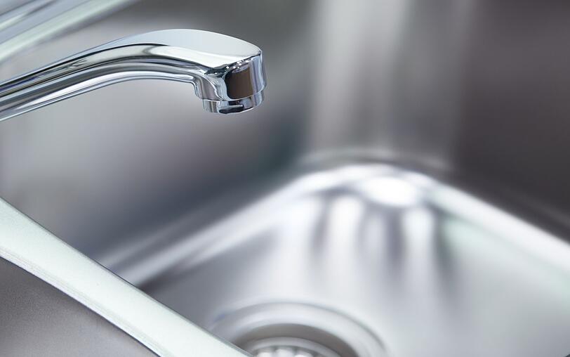 Hat der Essig lange genug eingewirkt, reinigen Sie die betroffenen Stellen mit kaltem Wasser und trocknen Sie sie ab, um neue Kalkablagerungen zu vermeiden. Doch aufgepasst: Saure Reinigungsmittel sind nicht immer zu empfehlen, denn die Säure greift möglicherweise nicht nur den Kalk an, sondern auch die Oberflächen ... Hat der Essig lange genug eingewirkt, reinigen Sie die betroffenen Stellen mit kaltem Wasser und trocknen Sie sie ab, um neue Kalkablagerungen zu vermeiden. Doch aufgepasst: Saure Reinigungsmittel sind nicht immer zu empfehlen, denn die Säure greift möglicherweise nicht nur den Kalk an, sondern auch die Oberflächen ...