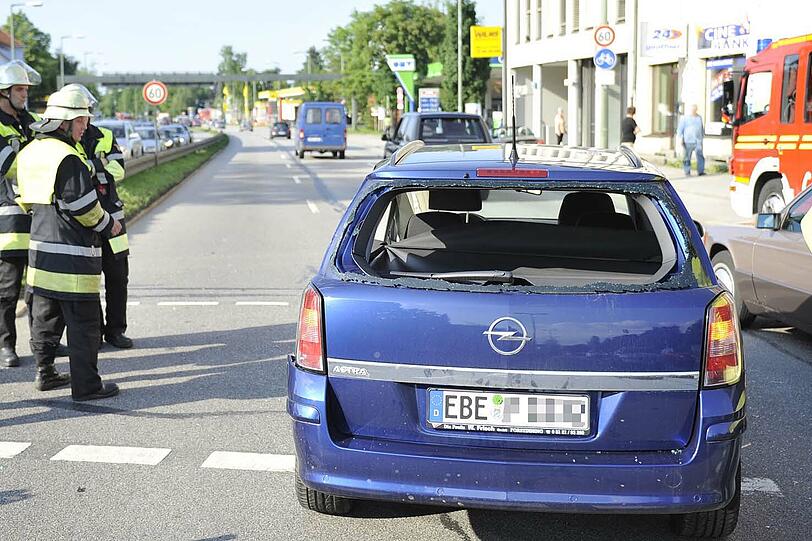 Das erste "Opfer" der irren Fahrt durch München: dieser blaue Opel mit Ebersberger Kennzeichen.