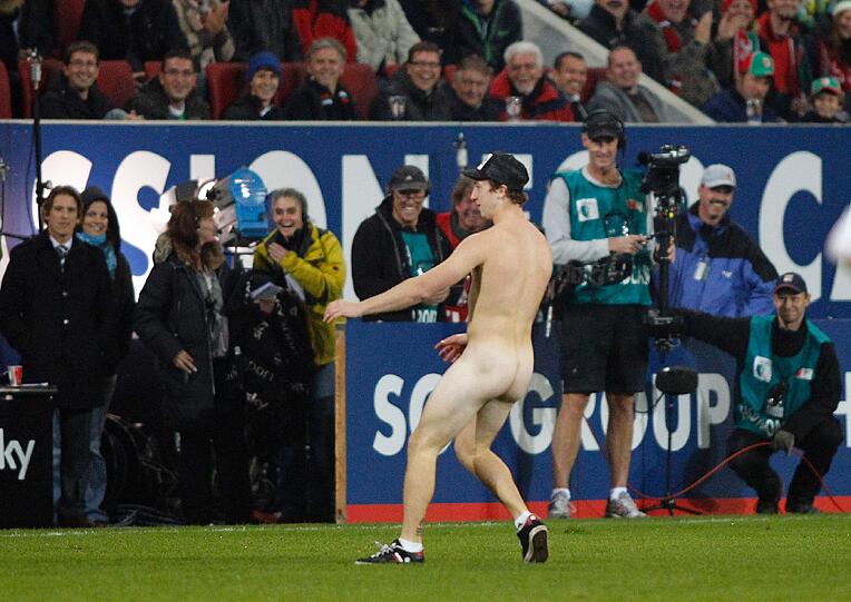In der Nachpsielzeit sorgte ein Flitzer beim Bayern-Spiel in Augsburg für Furore. Die Bilder