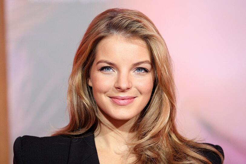Na klar, es ist Yvonne Catterfeld. Für ihre Rolle im SAT.1-Film "Plötzlich 70!" verwandelte sie sich täglich in vier Stunden Maskenzeit in eine alte Dame. Im Film erwacht die quirlige Mel eines Morgens im Körper einer alten Frau ? ein Schock für die junge Nachwuchsdesignerin, die doch eigentlich all ihre Energie in ihre erste eigene Kollektion stecken wollte. Die Komödie ist am Dienstag um 20:15 Uhr in Sat.1 zu sehen.