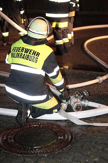 Eine Gartenhütte in Waldkraiburg ist in Flammen aufgegangen. Die Bilder vom Feuerwehr-Einsatz