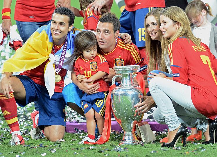 Die "Furia Roja" demütigte Italien im EM-Endspiel gnadenlos mit 4:0. Beim Jubeln zeigten die Spanier, dass sie auch ganz lieb können - im Kreise ihrer Familien. Die besten Bilder der spanischen EM-Fiesta auf dem Rasen von Kiew!