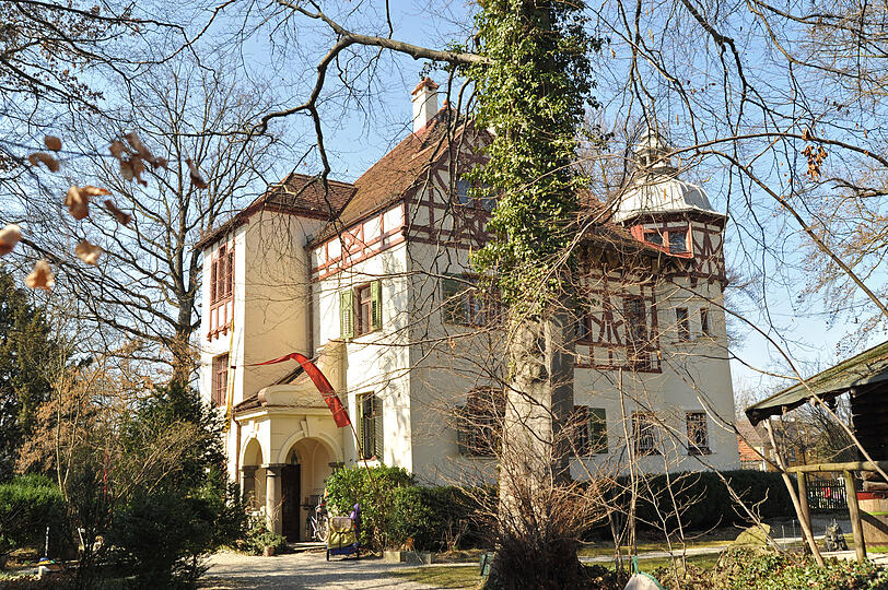 Die malerische Villa Ballauf mit Fachwerk im Turm steht am Laimer Anger. Sie wurde 1898 erbaut.