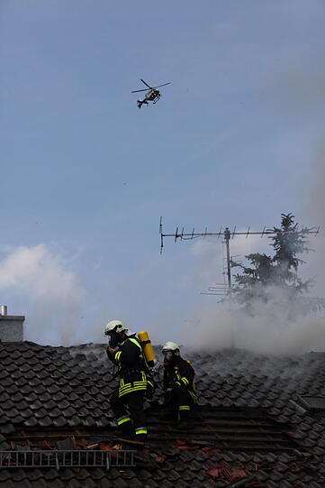 Rauchschwaden in Eiselfing: Ein Wohnhaus steht in Flammen.