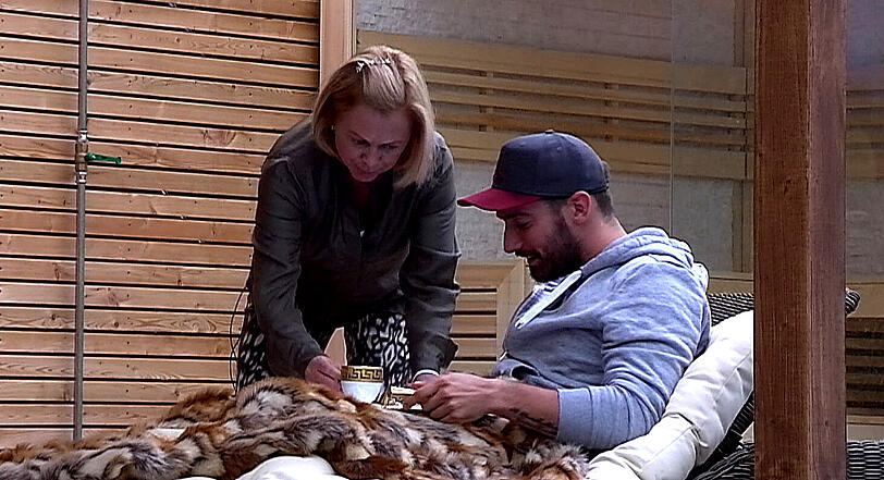Jan wird zum Container-Master erklärt und Marijke muss ihn bedienen. Das schmeckt der 31 Jahre älteren Niederländerin gar nicht.
