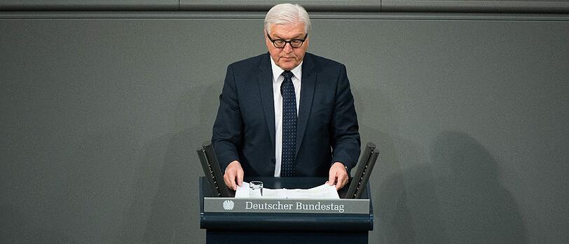 Außenminister Frank-Walter Steinmeier reiste am Dienstag Nachmittag gemeinsam mit Verkehrsminister Alexander Dobrindt als Erstes zur Unglücksstelle in Südfrankreich.