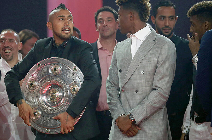 Der Krieger und seine Trophäe: Arturo Vidal (l.) hält stolz die Meisterschale. David Alaba (r.) kennt das Ding bereits. Es ist seine siebte Deutsche Meisterschaft.